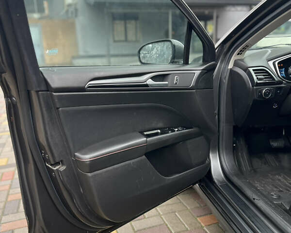 Серый Форд Фьюжн, объемом двигателя 2.5 л и пробегом 211 тыс. км за 9700 $, фото 8 на Automoto.ua