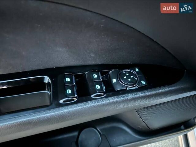 Серый Форд Фьюжн, объемом двигателя 2.49 л и пробегом 171 тыс. км за 12490 $, фото 16 на Automoto.ua