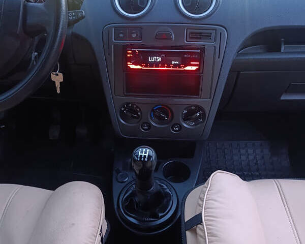 Синій Форд Фьюжен, об'ємом двигуна 1.6 л та пробігом 155 тис. км за 4900 $, фото 31 на Automoto.ua