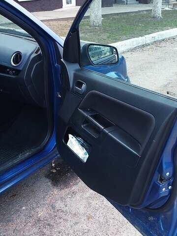 Синий Форд Фьюжн, объемом двигателя 1.4 л и пробегом 194 тыс. км за 5600 $, фото 2 на Automoto.ua