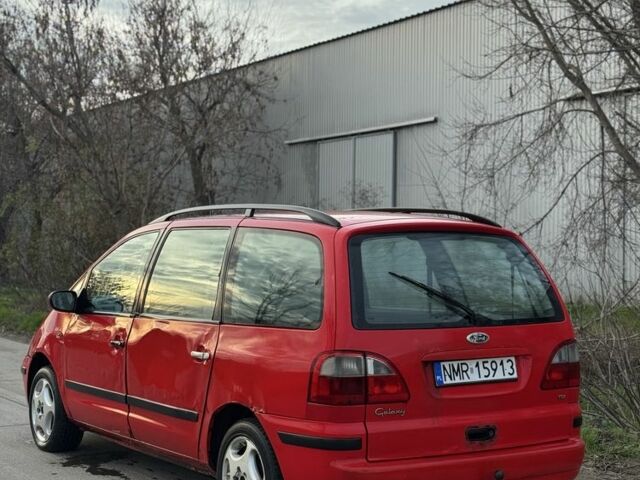 Красный Форд Галакси, объемом двигателя 1.9 л и пробегом 250 тыс. км за 1499 $, фото 2 на Automoto.ua