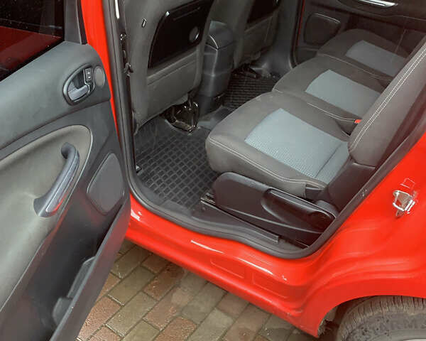 Красный Форд Галакси, объемом двигателя 1.56 л и пробегом 228 тыс. км за 12400 $, фото 5 на Automoto.ua