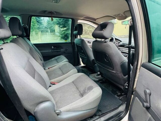 Серый Форд Галакси, объемом двигателя 1.9 л и пробегом 300 тыс. км за 2050 $, фото 11 на Automoto.ua