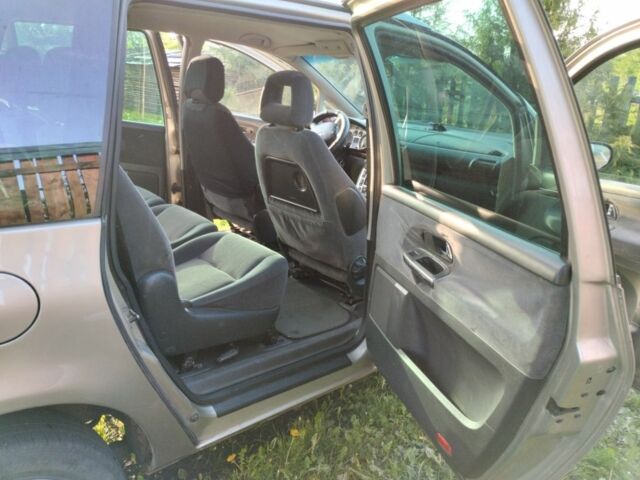 Серый Форд Галакси, объемом двигателя 1.9 л и пробегом 275 тыс. км за 3200 $, фото 5 на Automoto.ua