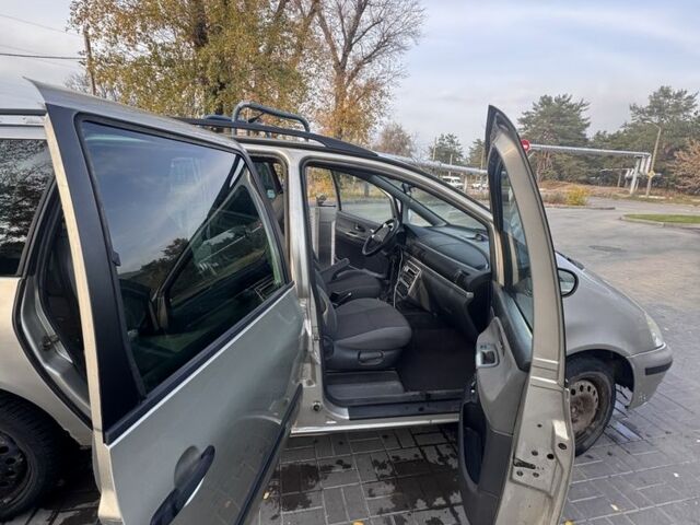 Серый Форд Галакси, объемом двигателя 1.9 л и пробегом 341 тыс. км за 2381 $, фото 5 на Automoto.ua