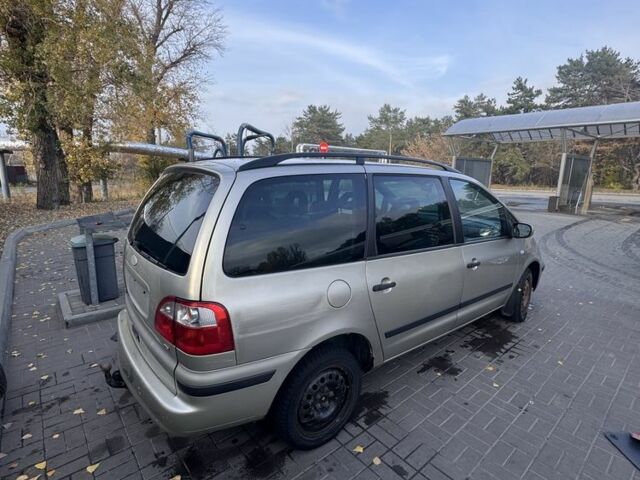 Серый Форд Галакси, объемом двигателя 1.9 л и пробегом 341 тыс. км за 2381 $, фото 1 на Automoto.ua