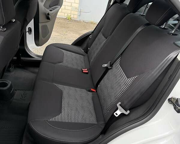 Білий Форд КА, об'ємом двигуна 1.2 л та пробігом 95 тис. км за 7500 $, фото 35 на Automoto.ua