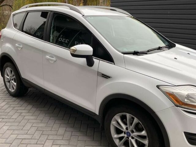 Белый Форд Куга, объемом двигателя 2 л и пробегом 243 тыс. км за 10100 $, фото 1 на Automoto.ua