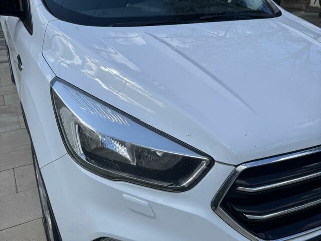 Белый Форд Куга, объемом двигателя 2 л и пробегом 155 тыс. км за 17800 $, фото 1 на Automoto.ua