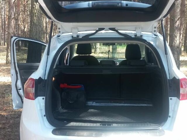 Белый Форд Куга, объемом двигателя 2 л и пробегом 200 тыс. км за 11000 $, фото 10 на Automoto.ua