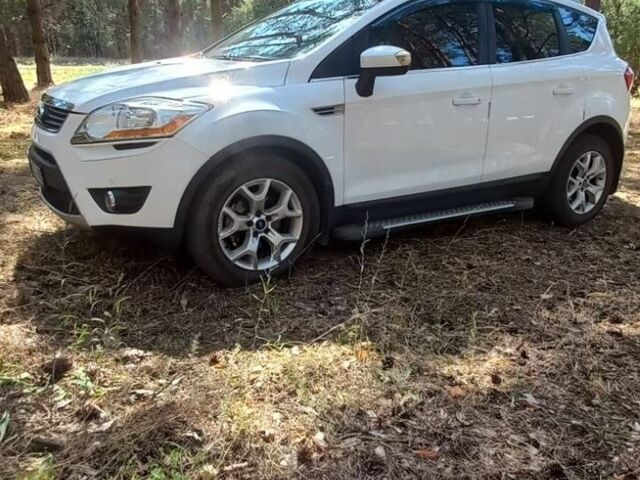 Белый Форд Куга, объемом двигателя 2 л и пробегом 200 тыс. км за 11000 $, фото 1 на Automoto.ua