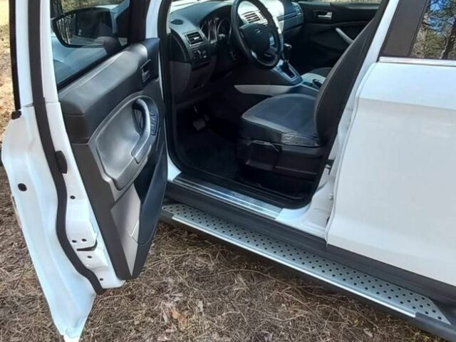 Белый Форд Куга, объемом двигателя 2 л и пробегом 200 тыс. км за 11000 $, фото 7 на Automoto.ua