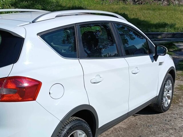 Белый Форд Куга, объемом двигателя 2.5 л и пробегом 250 тыс. км за 9500 $, фото 18 на Automoto.ua