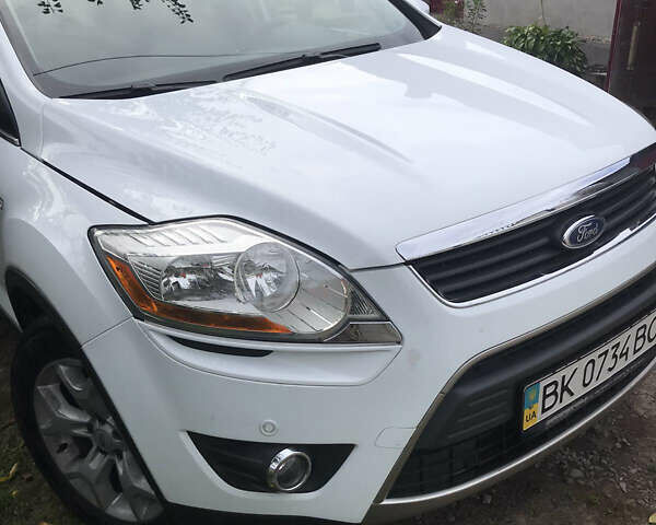 Форд Куга 2010 в Ровно на Automoto.ua Белый Форд Куга, объемом двигателя 2 л и пробегом 250 тыс. км за 11000 $, фото 1 на Automoto.ua