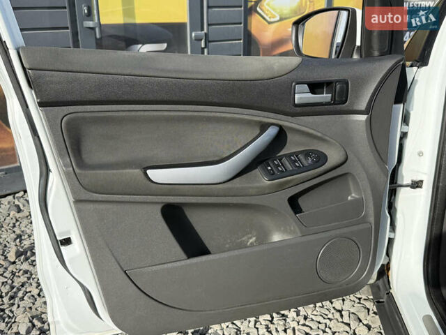 Білий Форд Куга, об'ємом двигуна 2 л та пробігом 299 тис. км за 8999 $, фото 35 на Automoto.ua