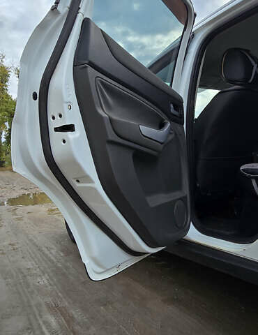 Форд Куга 2010 в Николаеве на Automoto.ua Белый Форд Куга, объемом двигателя 2 л и пробегом 180 тыс. км за 11000 $, фото 4 на Automoto.ua