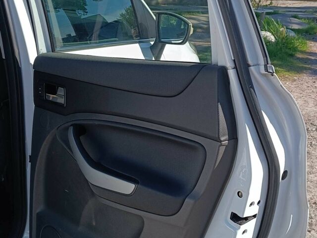 Белый Форд Куга, объемом двигателя 2.5 л и пробегом 250 тыс. км за 9500 $, фото 11 на Automoto.ua