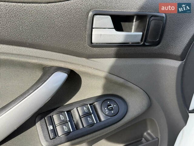 Білий Форд Куга, об'ємом двигуна 2 л та пробігом 299 тис. км за 8999 $, фото 36 на Automoto.ua