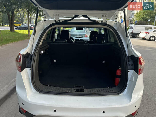 Белый Форд Куга, объемом двигателя 2.52 л и пробегом 248 тыс. км за 11200 $, фото 33 на Automoto.ua