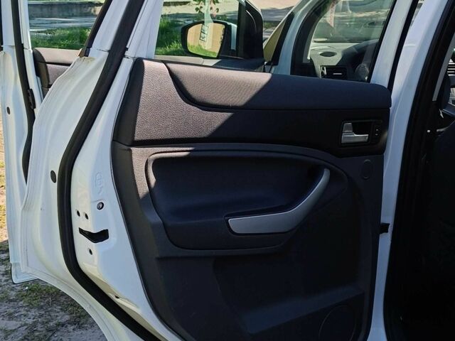 Белый Форд Куга, объемом двигателя 2.5 л и пробегом 250 тыс. км за 9500 $, фото 13 на Automoto.ua