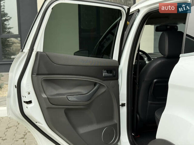 Білий Форд Куга, об'ємом двигуна 2 л та пробігом 228 тис. км за 9800 $, фото 29 на Automoto.ua