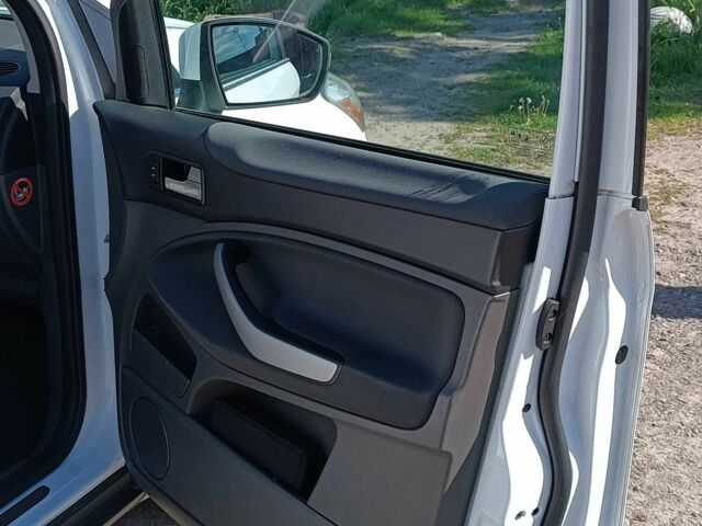 Белый Форд Куга, объемом двигателя 2.5 л и пробегом 250 тыс. км за 9500 $, фото 7 на Automoto.ua