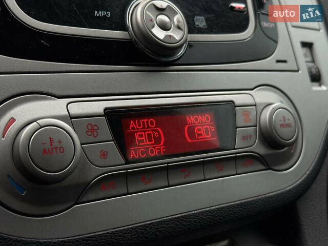 Білий Форд Куга, об'ємом двигуна 2 л та пробігом 228 тис. км за 9800 $, фото 24 на Automoto.ua