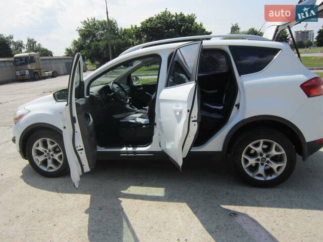 Белый Форд Куга, объемом двигателя 2 л и пробегом 194 тыс. км за 9750 $, фото 14 на Automoto.ua