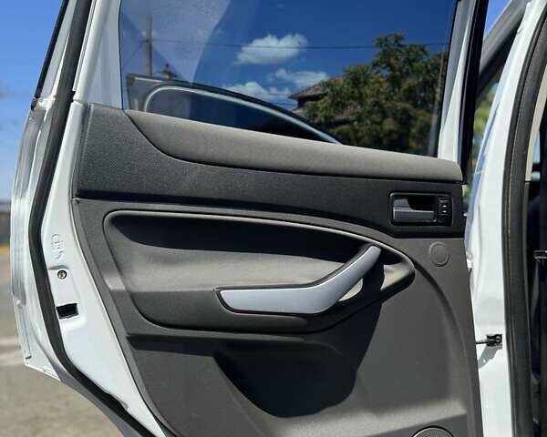 Белый Форд Куга, объемом двигателя 2.5 л и пробегом 136 тыс. км за 10500 $, фото 13 на Automoto.ua