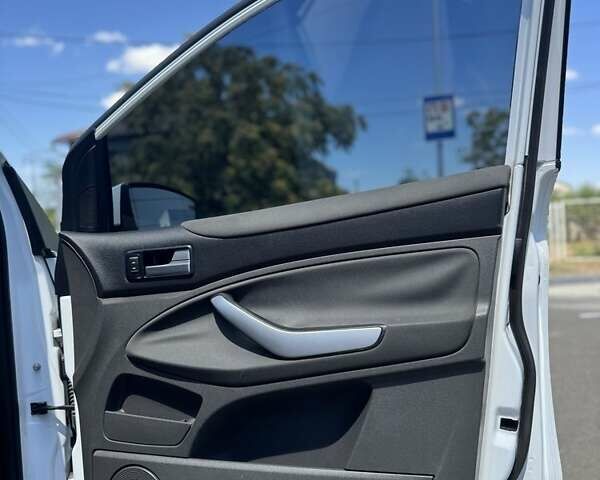 Белый Форд Куга, объемом двигателя 2.5 л и пробегом 136 тыс. км за 10500 $, фото 9 на Automoto.ua