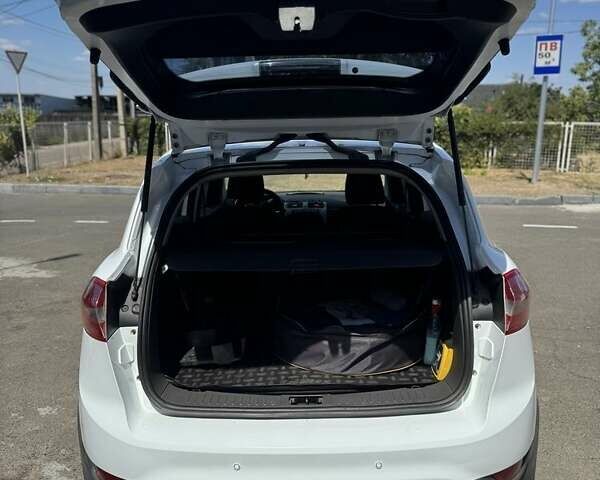 Белый Форд Куга, объемом двигателя 2.5 л и пробегом 136 тыс. км за 10500 $, фото 6 на Automoto.ua