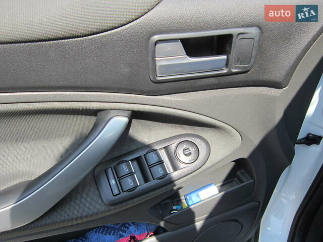 Белый Форд Куга, объемом двигателя 2 л и пробегом 194 тыс. км за 9750 $, фото 33 на Automoto.ua