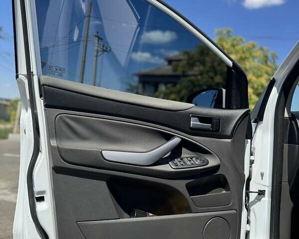 Белый Форд Куга, объемом двигателя 2.5 л и пробегом 136 тыс. км за 10500 $, фото 11 на Automoto.ua