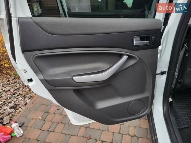 Белый Форд Куга, объемом двигателя 2 л и пробегом 198 тыс. км за 12000 $, фото 7 на Automoto.ua