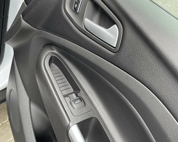 Белый Форд Куга, объемом двигателя 2 л и пробегом 182 тыс. км за 12400 $, фото 57 на Automoto.ua