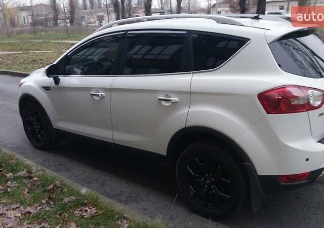 Белый Форд Куга, объемом двигателя 2 л и пробегом 198 тыс. км за 11500 $, фото 3 на Automoto.ua