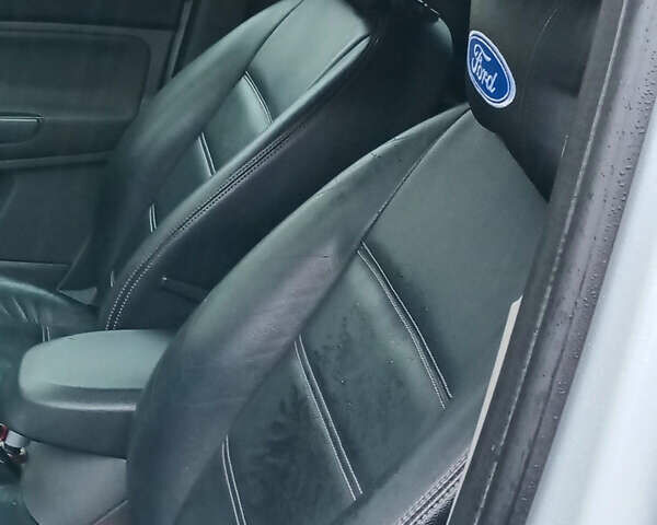 Белый Форд Куга, объемом двигателя 2 л и пробегом 125 тыс. км за 12000 $, фото 6 на Automoto.ua