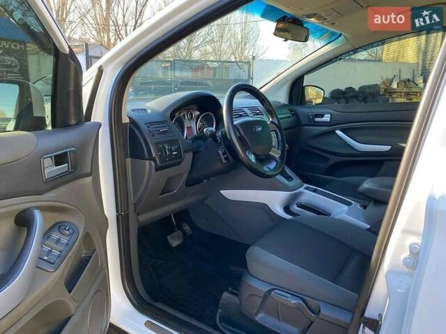 Белый Форд Куга, объемом двигателя 2 л и пробегом 141 тыс. км за 10500 $, фото 7 на Automoto.ua