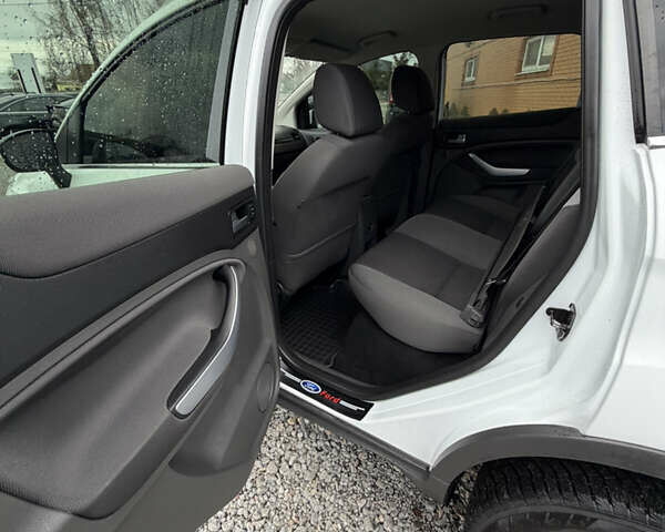 Белый Форд Куга, объемом двигателя 2.52 л и пробегом 225 тыс. км за 11300 $, фото 7 на Automoto.ua