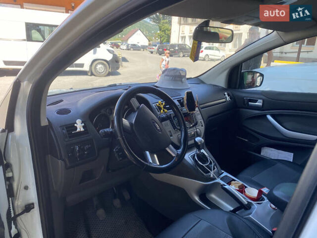Белый Форд Куга, объемом двигателя 2 л и пробегом 204 тыс. км за 11300 $, фото 3 на Automoto.ua