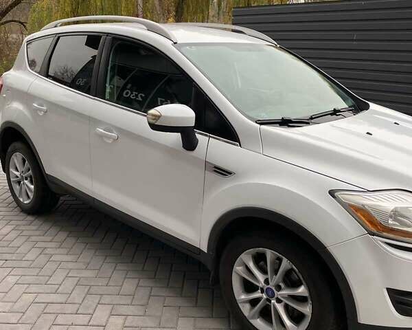 Белый Форд Куга, объемом двигателя 2 л и пробегом 243 тыс. км за 12100 $, фото 4 на Automoto.ua