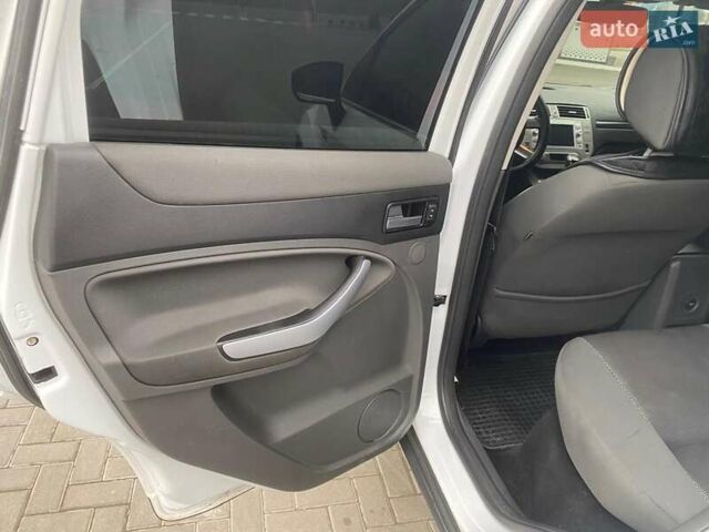 Белый Форд Куга, объемом двигателя 2.5 л и пробегом 220 тыс. км за 10500 $, фото 40 на Automoto.ua