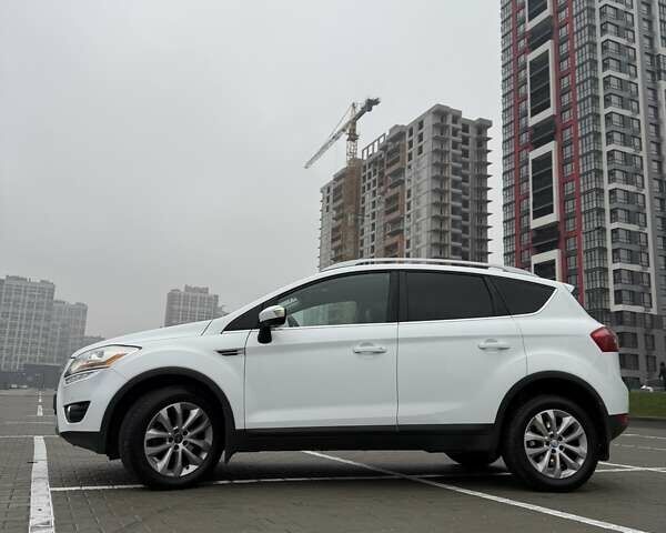 Белый Форд Куга, объемом двигателя 2 л и пробегом 272 тыс. км за 11499 $, фото 1 на Automoto.ua