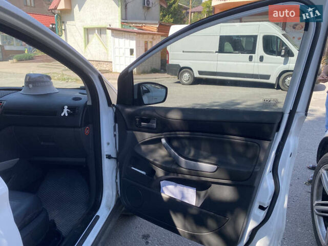 Белый Форд Куга, объемом двигателя 2 л и пробегом 204 тыс. км за 11300 $, фото 4 на Automoto.ua