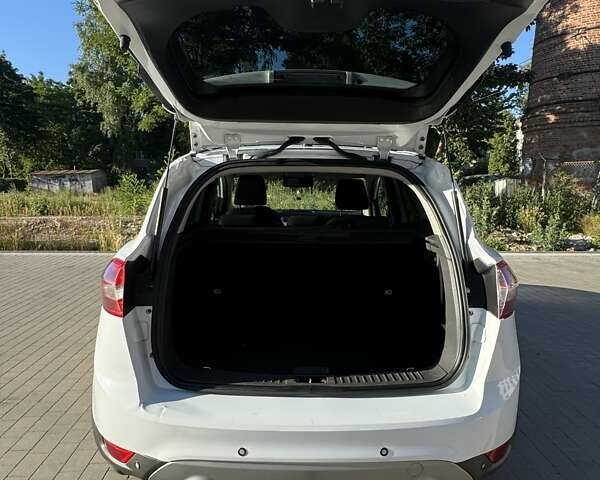 Білий Форд Куга, об'ємом двигуна 2 л та пробігом 269 тис. км за 10000 $, фото 13 на Automoto.ua