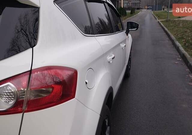 Белый Форд Куга, объемом двигателя 2 л и пробегом 198 тыс. км за 11500 $, фото 1 на Automoto.ua