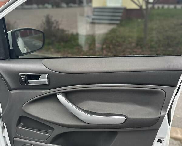 Белый Форд Куга, объемом двигателя 2 л и пробегом 294 тыс. км за 11500 $, фото 3 на Automoto.ua