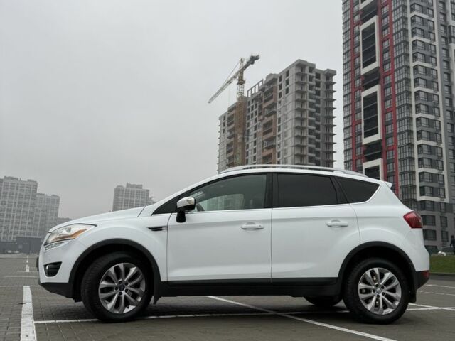 Белый Форд Куга, объемом двигателя 2 л и пробегом 272 тыс. км за 11499 $, фото 1 на Automoto.ua