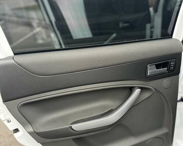 Белый Форд Куга, объемом двигателя 2 л и пробегом 294 тыс. км за 11500 $, фото 5 на Automoto.ua