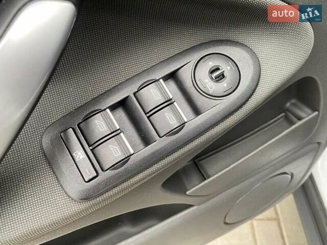 Белый Форд Куга, объемом двигателя 2.5 л и пробегом 220 тыс. км за 10500 $, фото 43 на Automoto.ua